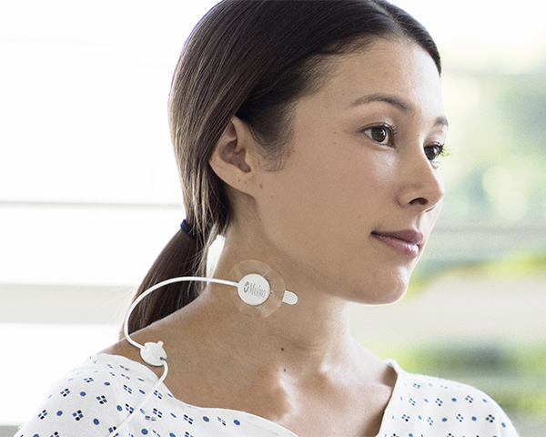 Patient mit einem Masimo-Atemfrequenzsensor um den Hals.